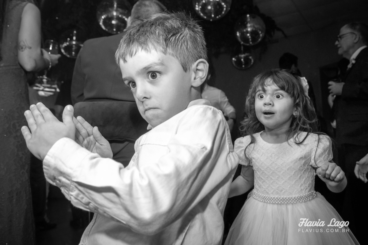 Fotografia de Casamento no Rio de Janeiro RJ Flavia Lago festa convidados descontraído crianças dançando na pista de dança