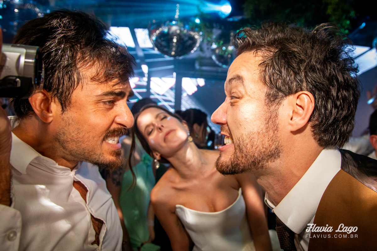 Fotografia de Casamento no Rio de Janeiro RJ Flavia Lago festa convidados descontraído noivos fazendo careta com amigo