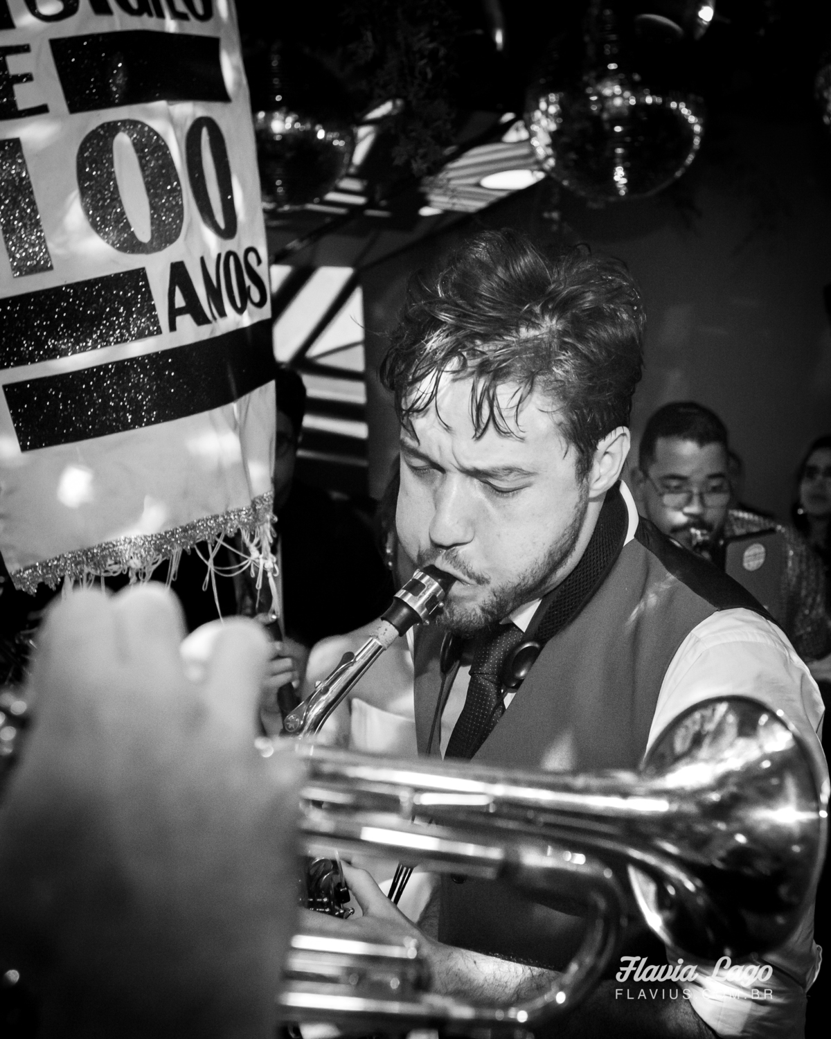 Fotografia de Casamento no Rio de Janeiro RJ Flavia Lago festa convidados descontraído noivo tocando sax na pista com banda