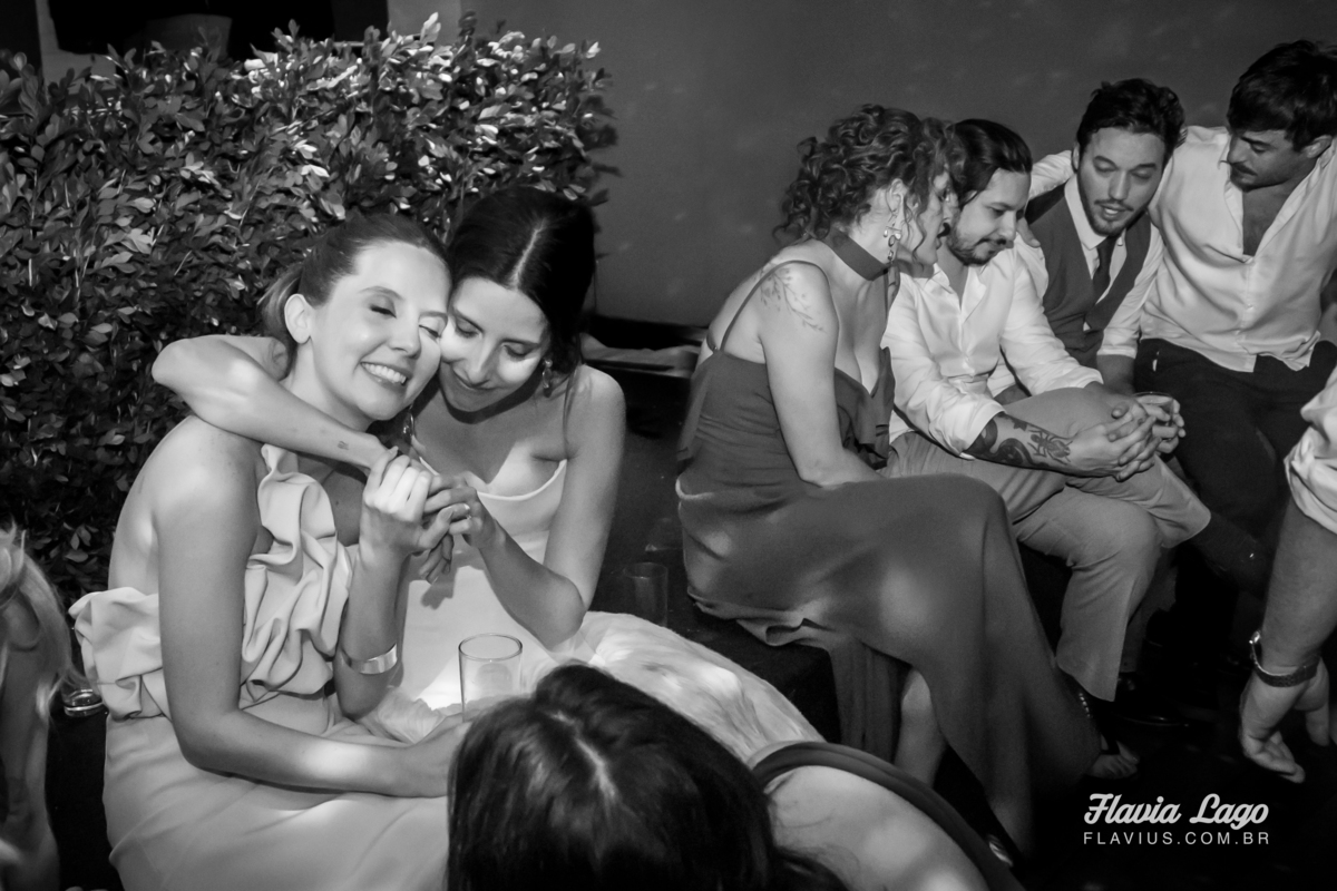 Fotografia de Casamento no Rio de Janeiro RJ Flavia Lago final de festa convidados sentados se abraçando
