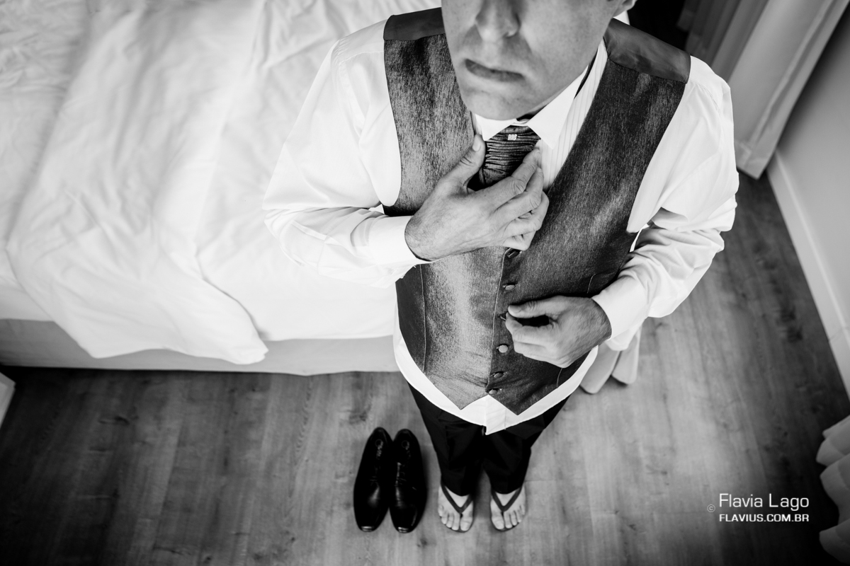 Fotografia de Casamento no Rio de Janeiro RJ Flavia Lago Flavius Making Of Noivo Terno Gravata Mansão Rosa