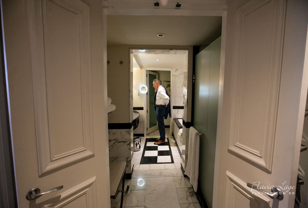 Fotografia de Casamento no Rio de Janeiro RJ Flavia Lago Flavius JW Marriott Making Of Noivo Copacabana Terno