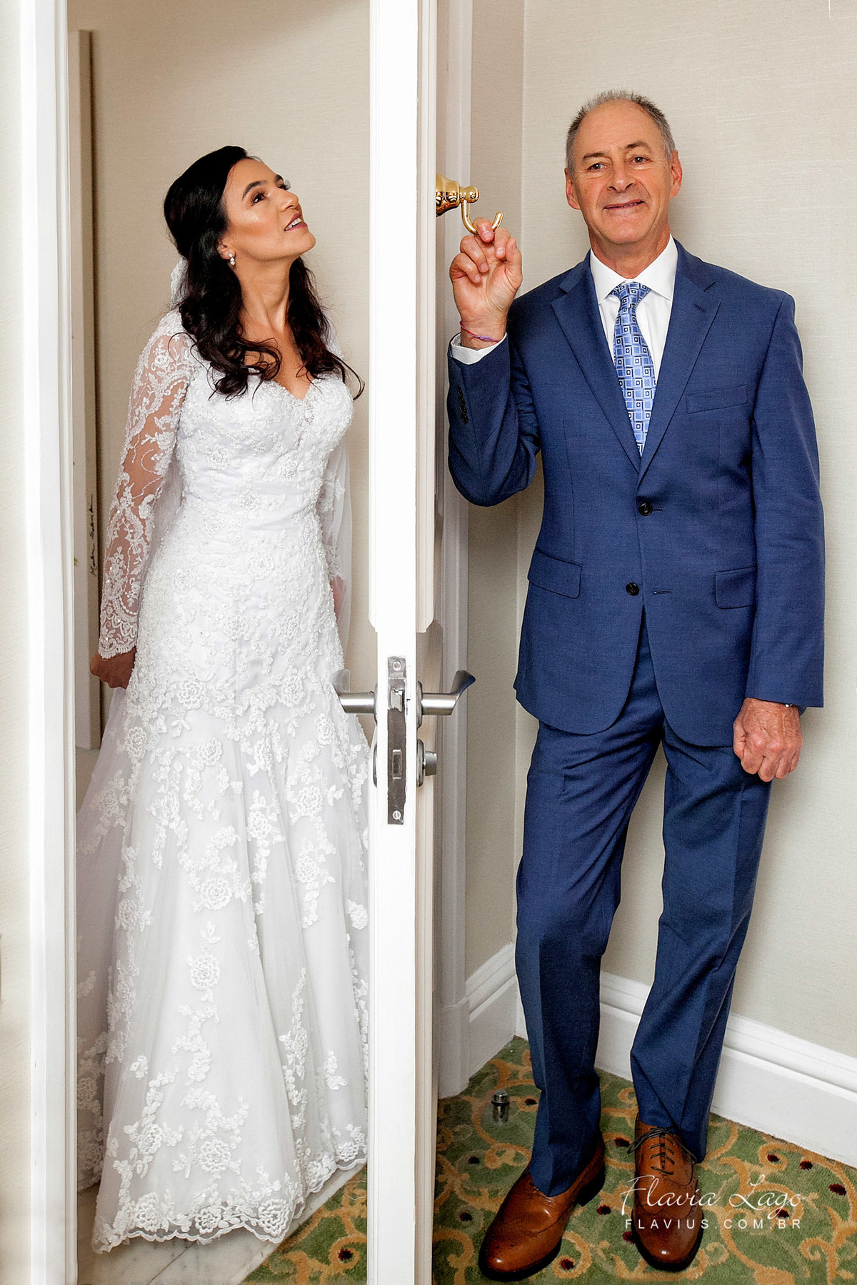 Fotografia de Casamento no Rio de Janeiro RJ Flavia Lago Flavius JW Marriott Making Of Noivos Copacabana Terno Vestido Casal