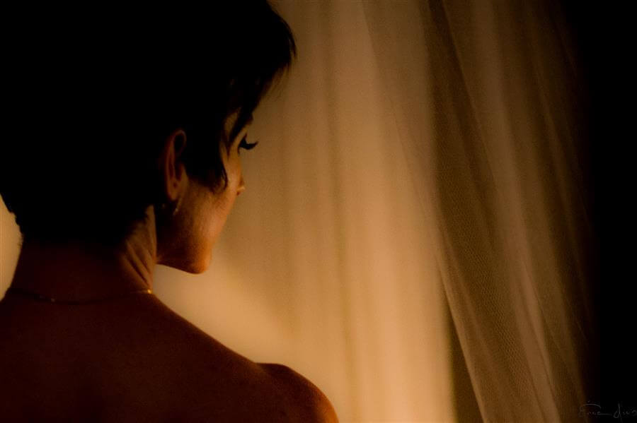 Fotografar o mistério da mulher nua entre véus: um prazer revelado em cada gesto, em cada clique deste lindo ensaio casual e sensual.