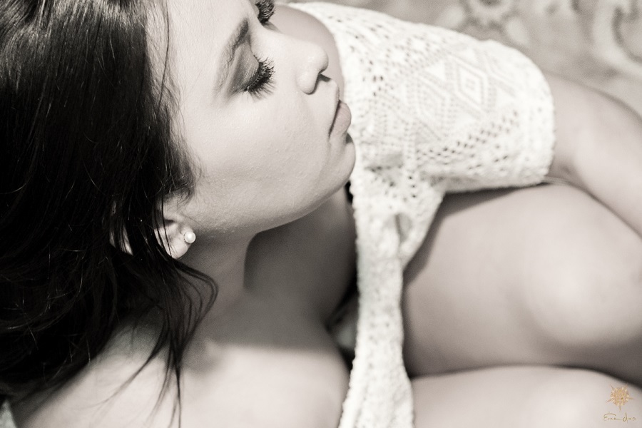 A sensualidade do decote e do vestido branco, nesta linda foto de Érica Dias.