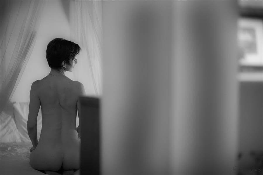 Ensaio Boudoir delicado, como foto de mulher nua de costas, em cama de rendas. Fotografada pela especialista em nu feminino, fotógrafa Érica Dias.