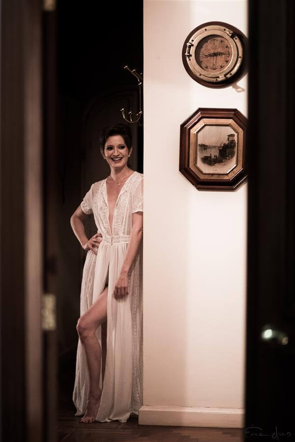 Fotografia sensual de mulher madura de camisola, feita em Nova Lima pela fotógrafa mineira Érica Dias.