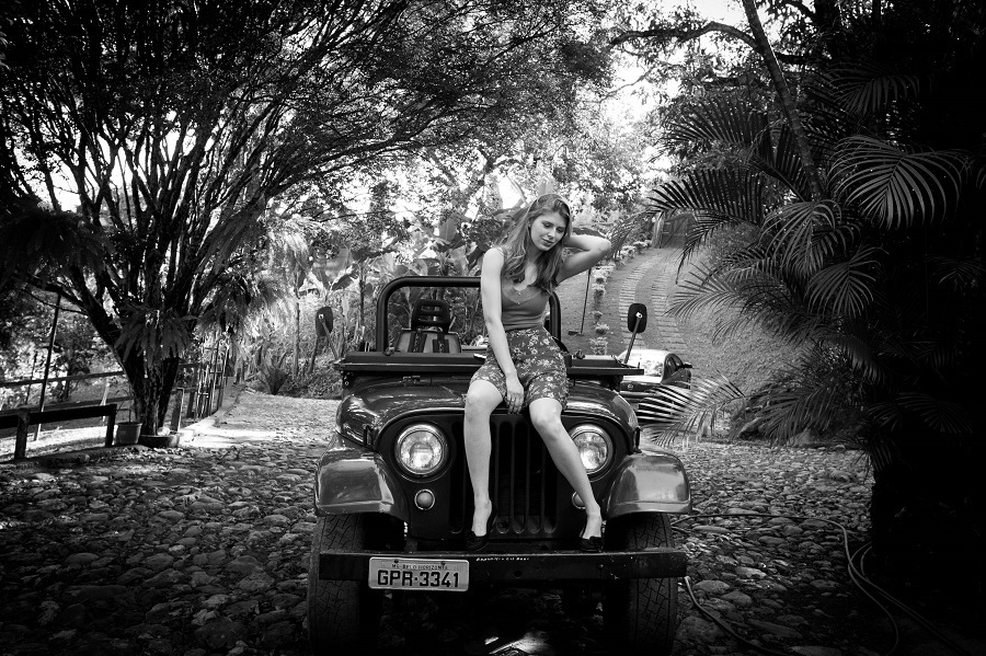 Modelo sentada sobre Jipe - Ensaio fotográfico casual em Belo Horizonte