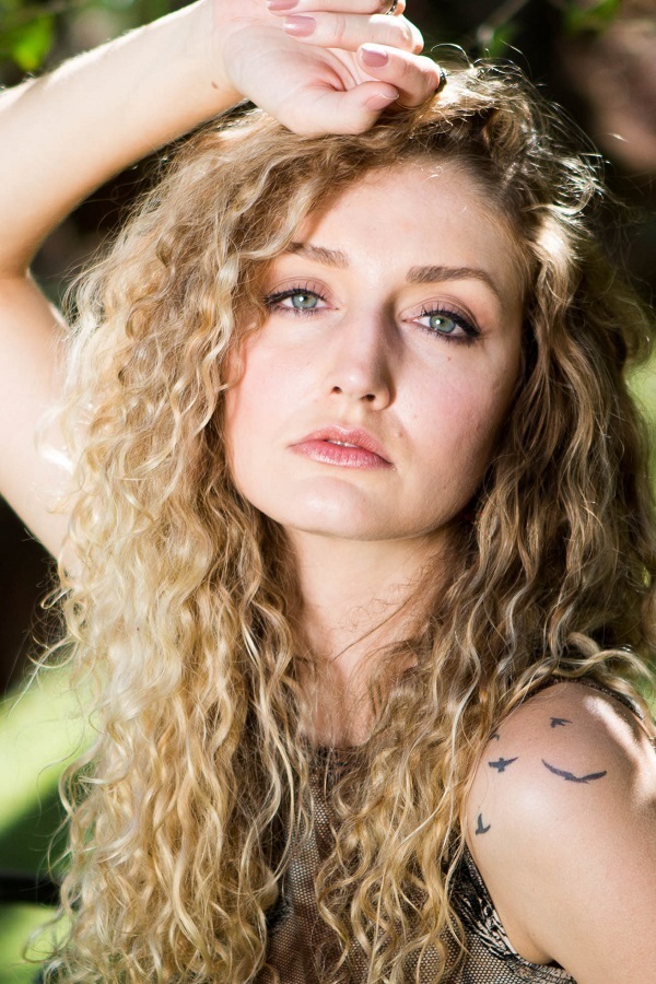 Retrato de modelo loira com cabelos cacheados para book fotográfico em Belo Horizonte.