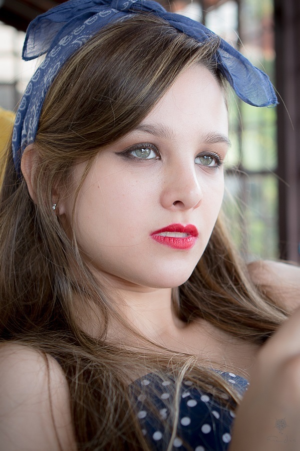 Retrato de menina loira, estilo pin-up, feito em nosso estúdio no Belvedere, em Belo Horizonte.