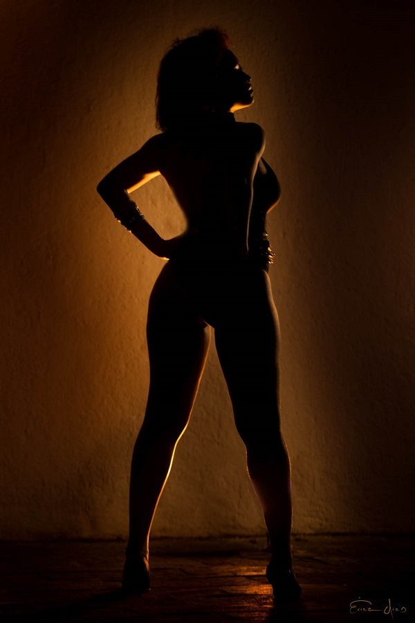 Silhueta de mulher afrodescendente em ensaio sensual no Belvedere, Belo Horizonte, MG