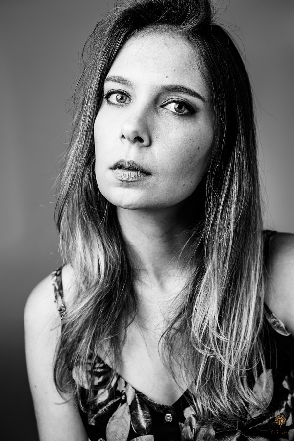 Retrato de mulher com cabelo liso e maquiagem leve.