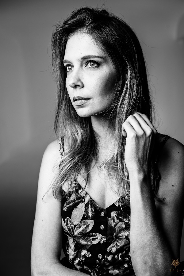 Fotografia de mulher mexendo no cabelo.