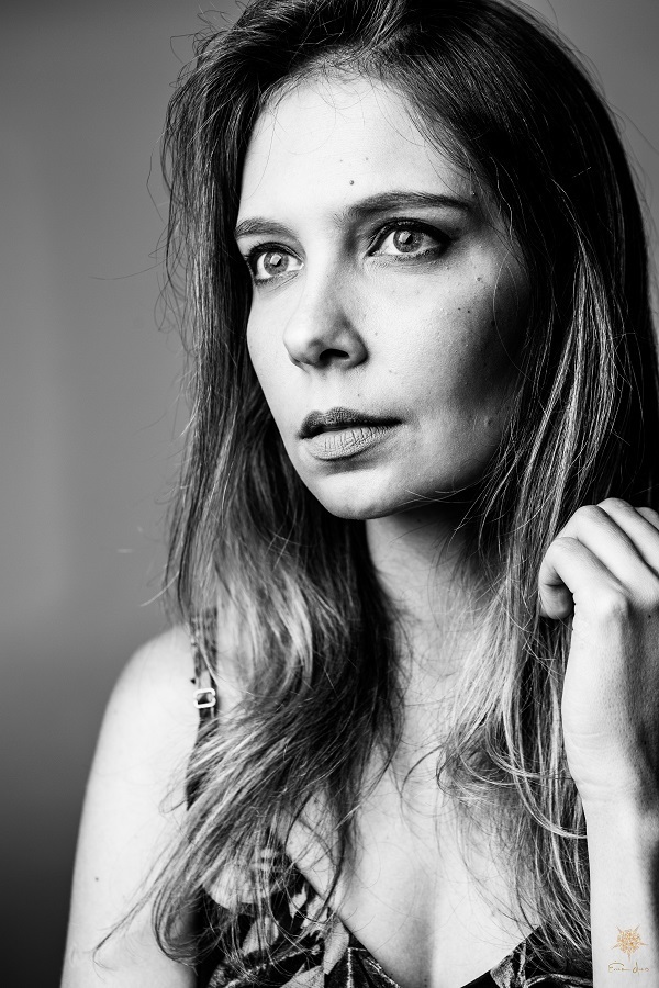 Retrato de mulher mexendo no cabelo.