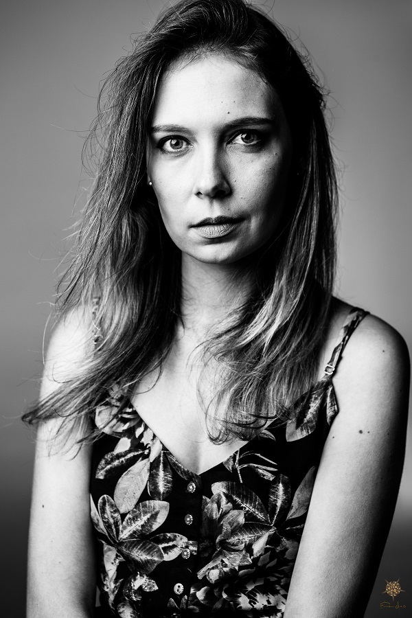 Retrato de mulher decidida. Foto produzida por Érica Dias.