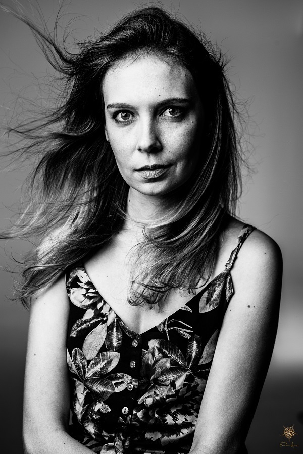 Foto de mulher em pose decidida para perfil de redes sociais.