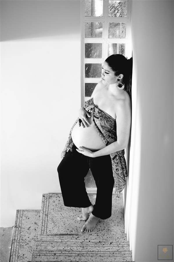 Ensaio gestante com fotografia de grávida em preto e branco.