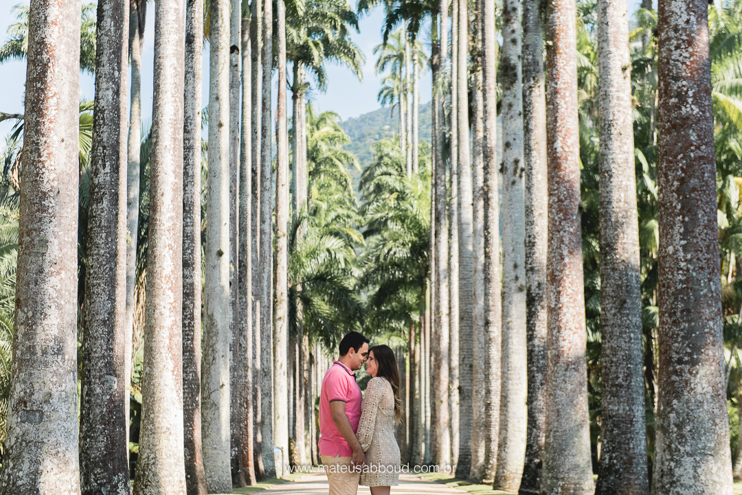 casal de mãos dadas e de frente um para o outro 
entre as palmeiras do jardim botânico no rio de janeiro
