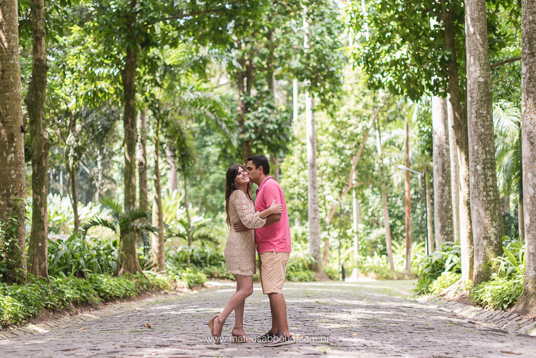 foto, ensaio de casal, um de frente para o outro com o noivo dando um beijo no rosto da noiva.
 