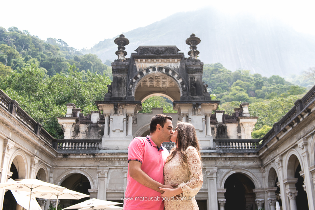 casal de noivo e noiva abraçados se beijando no parque lage no rio de janeiro