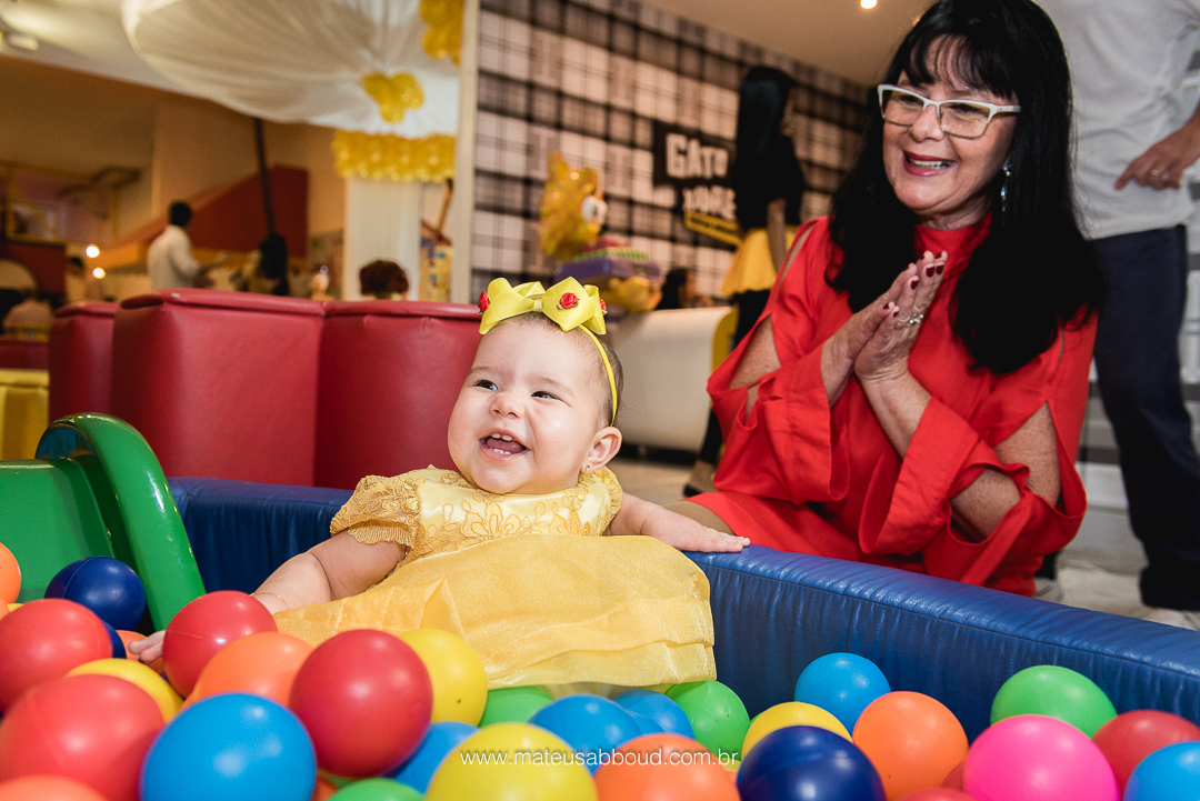 Aniversariante Beatriz e sua avó brincando na piscina de bolinhas em sua Festa de Aniversário de 1 aninho.