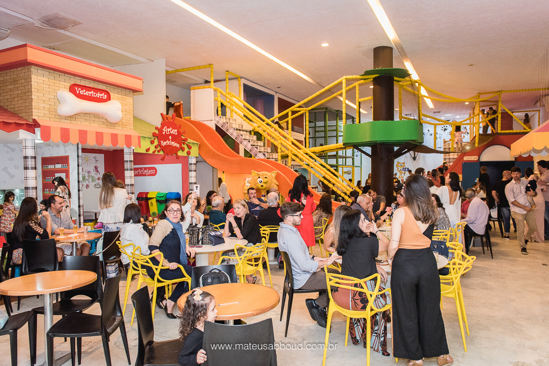 Imagem interna, aberta, grande angular, visão frente para fundos da Casa de Fetsas Gato Xadrez Niterói.