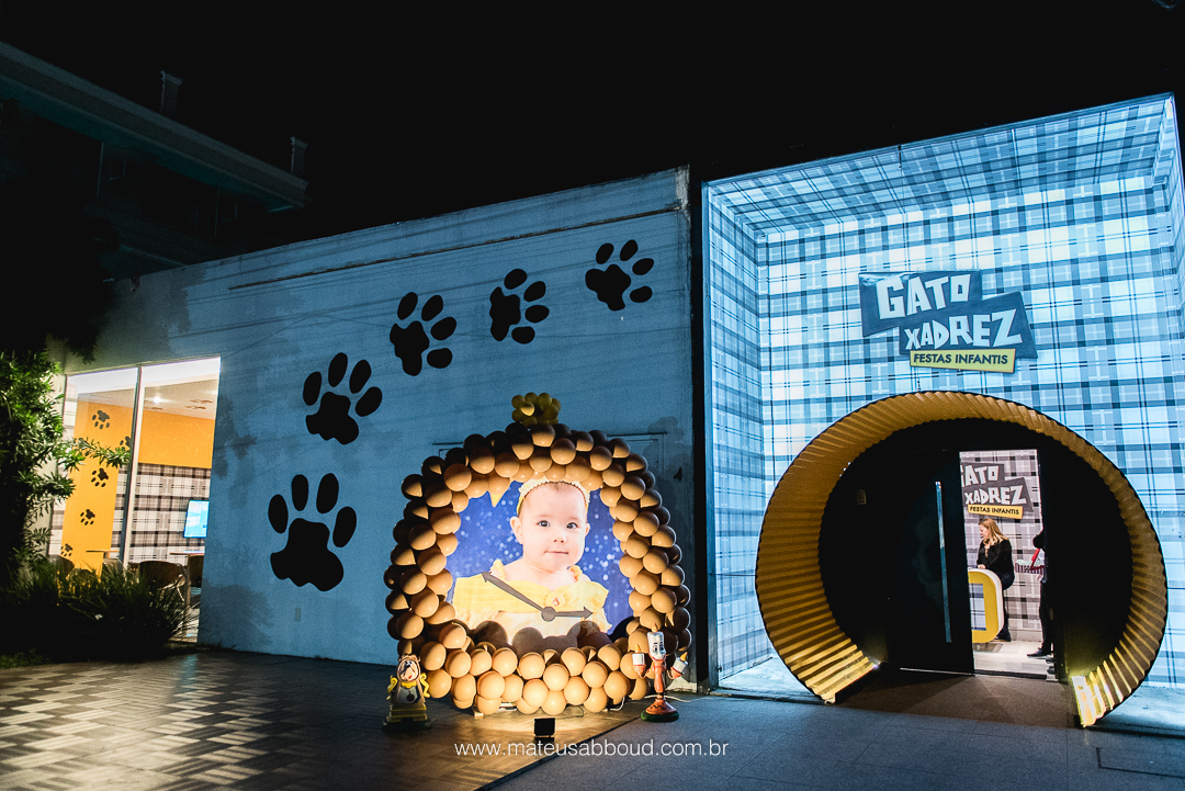 Fachada da Casa de Fetsas Gato Xadrex, em Niterói, no Rio de Janeiro.