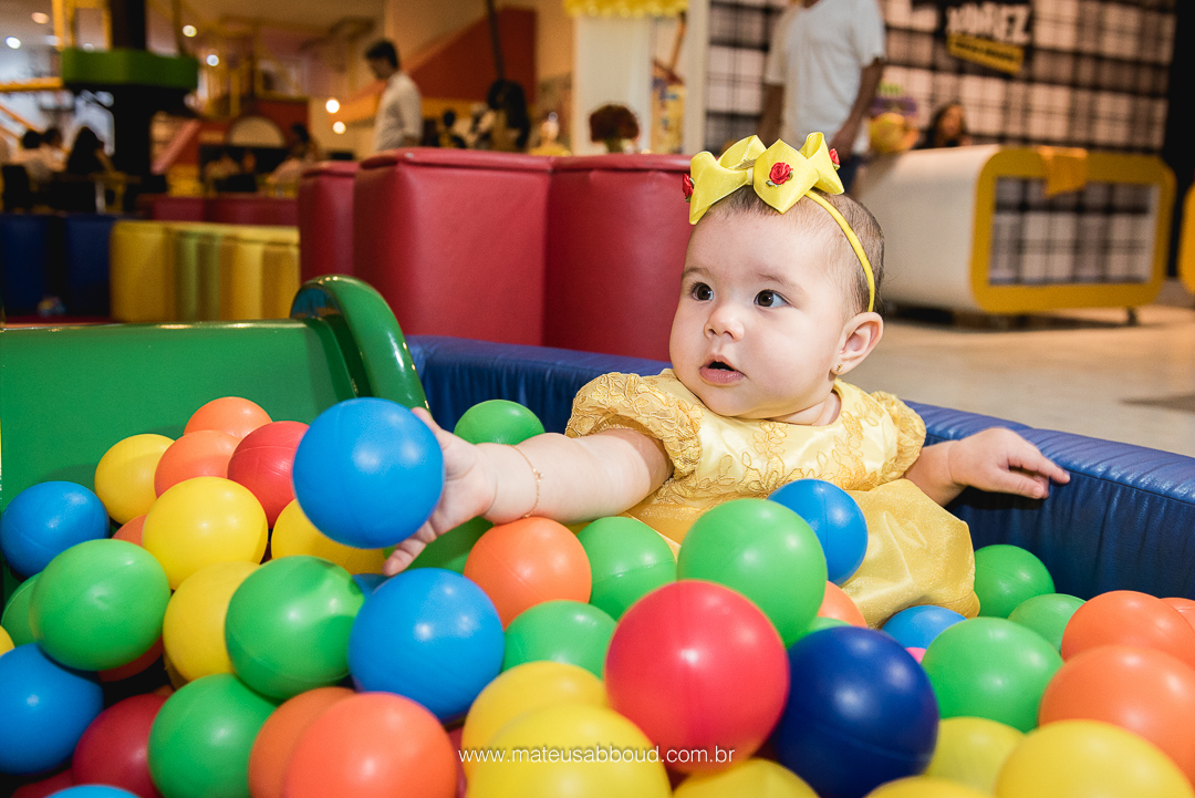 Aniversariante Beatriz brincando na piscina de bolinhas em sua Festa de Aniversário de 1 aninho.