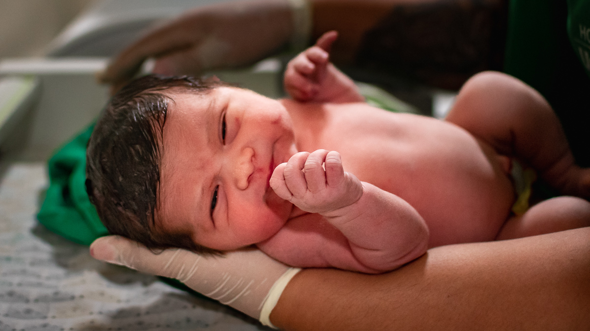 Foto de uma bebê que nasceu há pouco