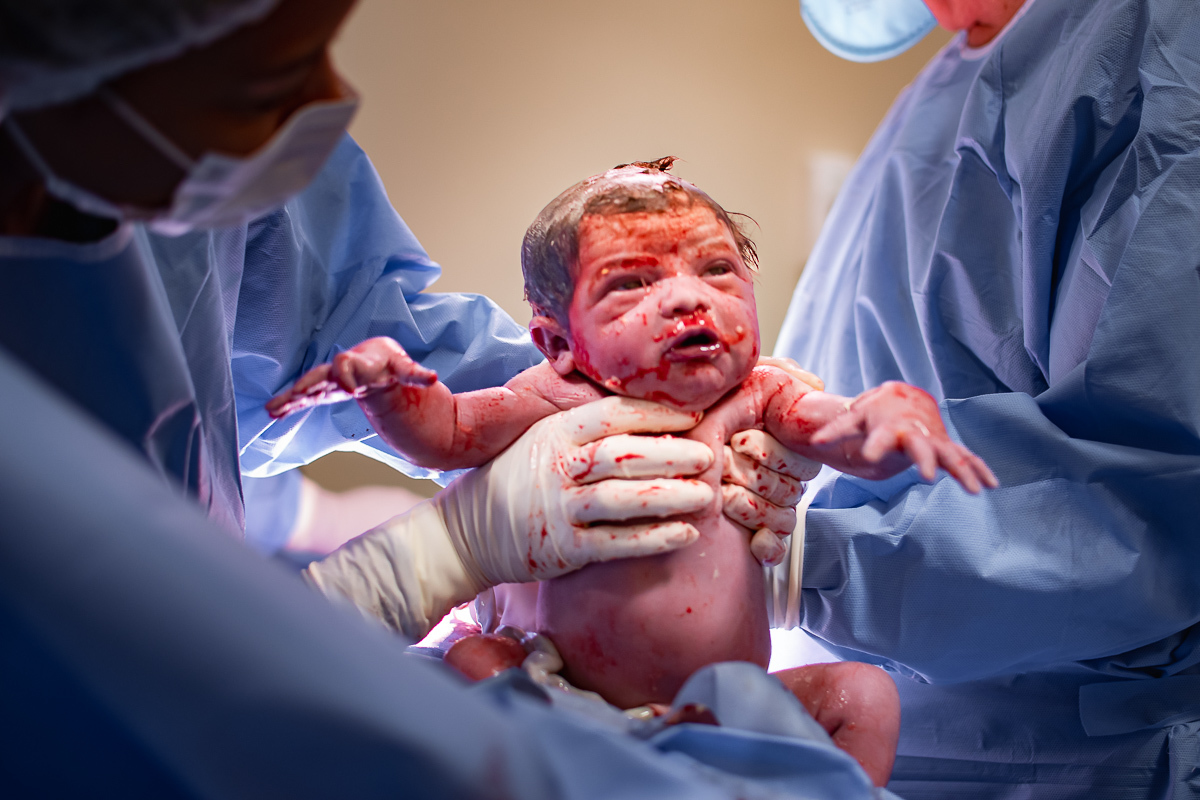 foto de uma linda bebê vindo ao mundo