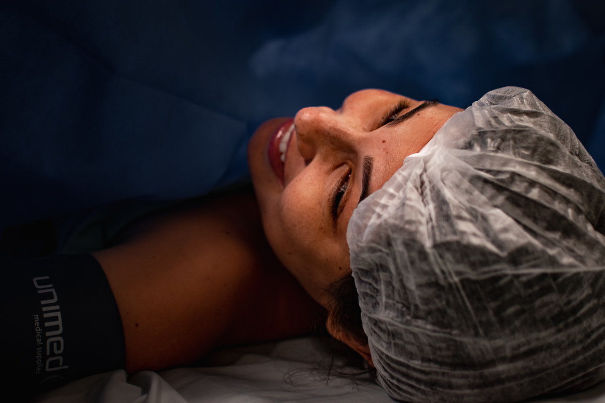 foto da mamãe sorrindo emocionada após ver sua filha nascer