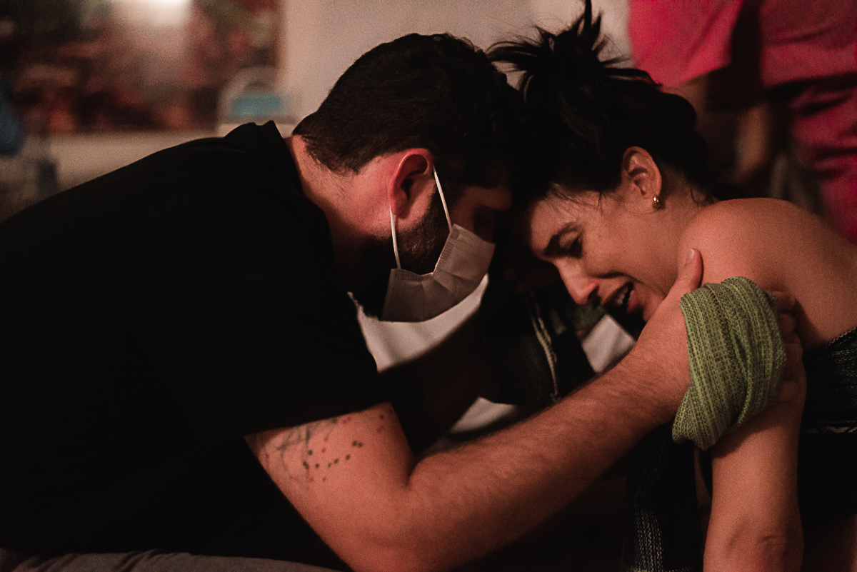 foto do pai apoiando a mãe em trabalho de parto