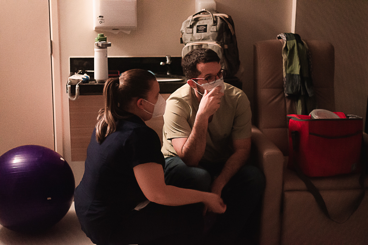 foto do medico obstetra conversando com a doula sobre as condutas durante o trabalho de parto