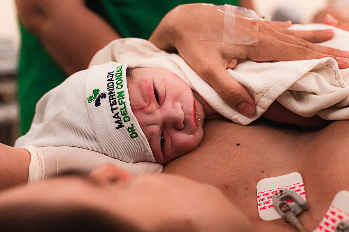 foto de detalhe do rosto do bebê no colo da mãe