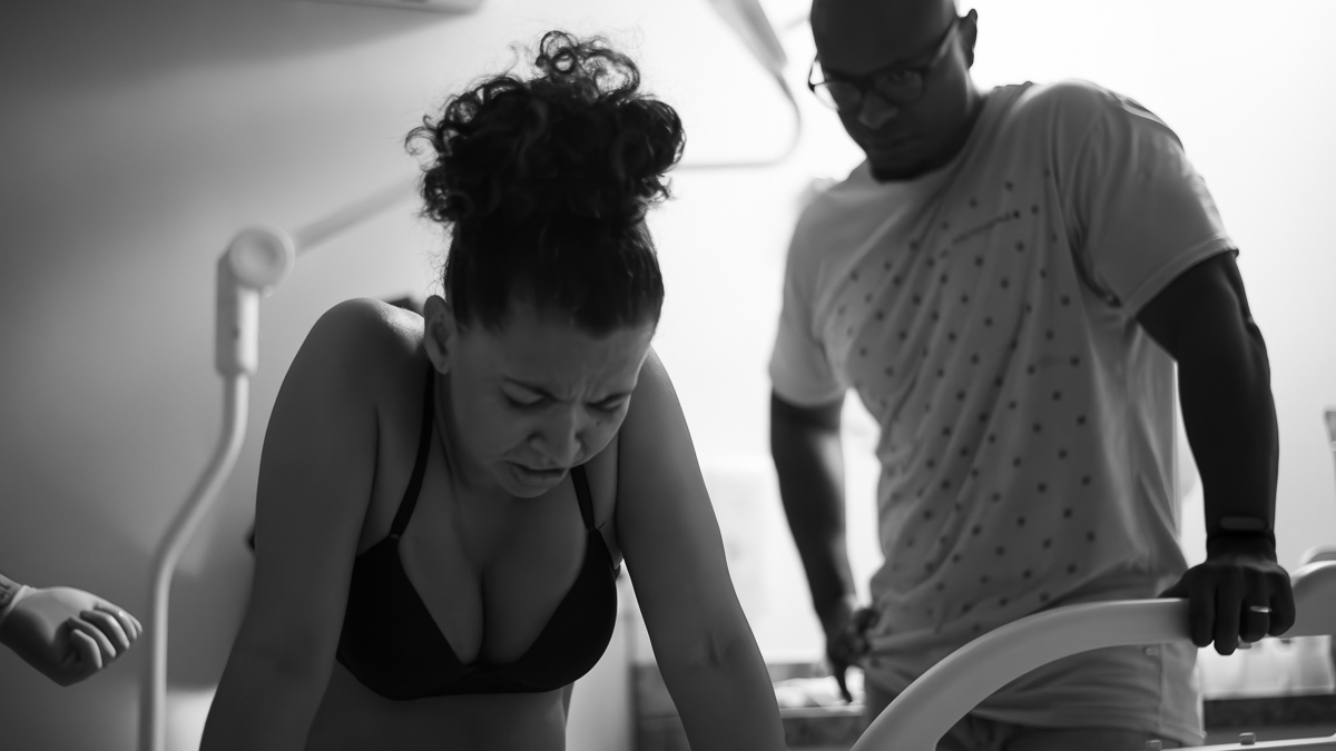 Pai ao lado da mãe, dando suporte e atenção