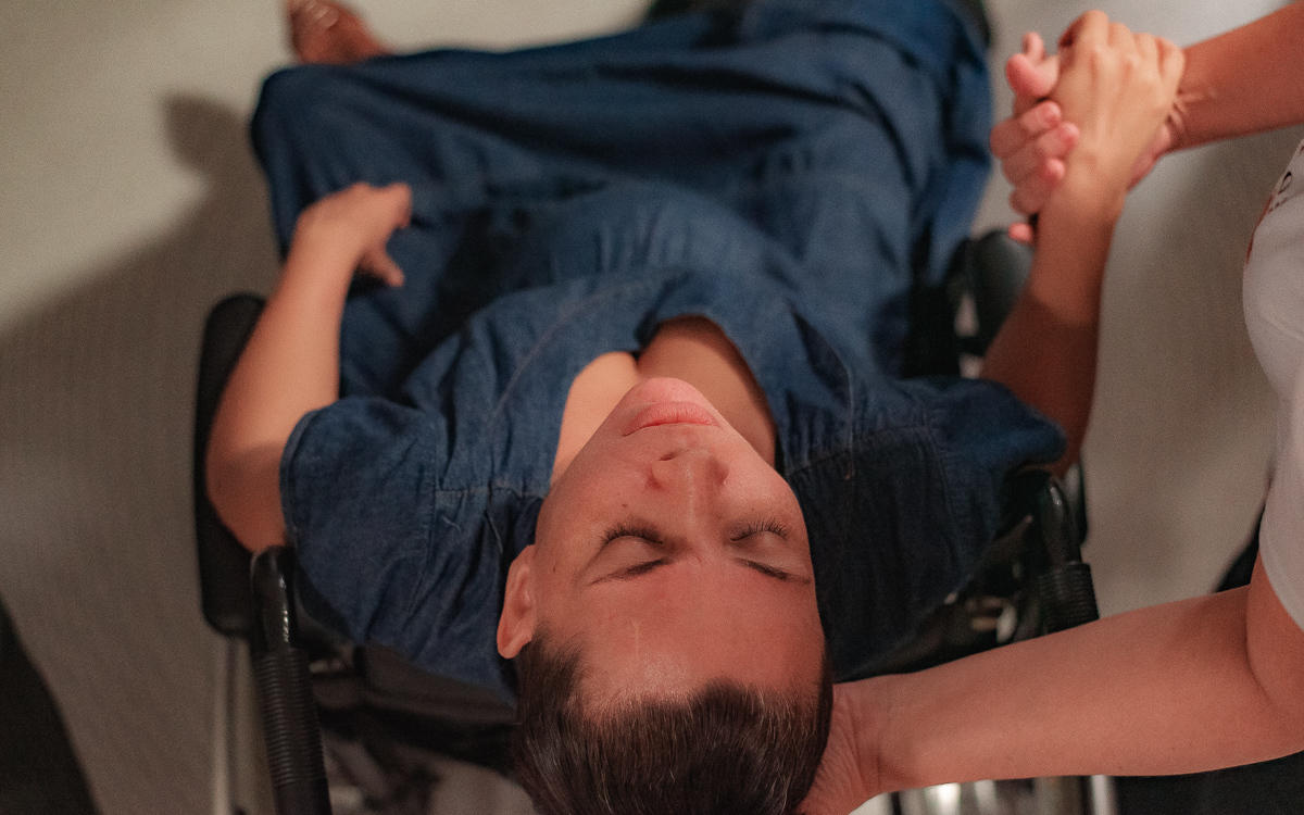 Mãe entrando na maternidade