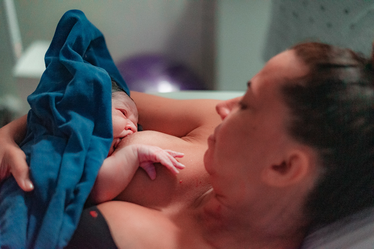 Momento de conexão entre mãe e bebê