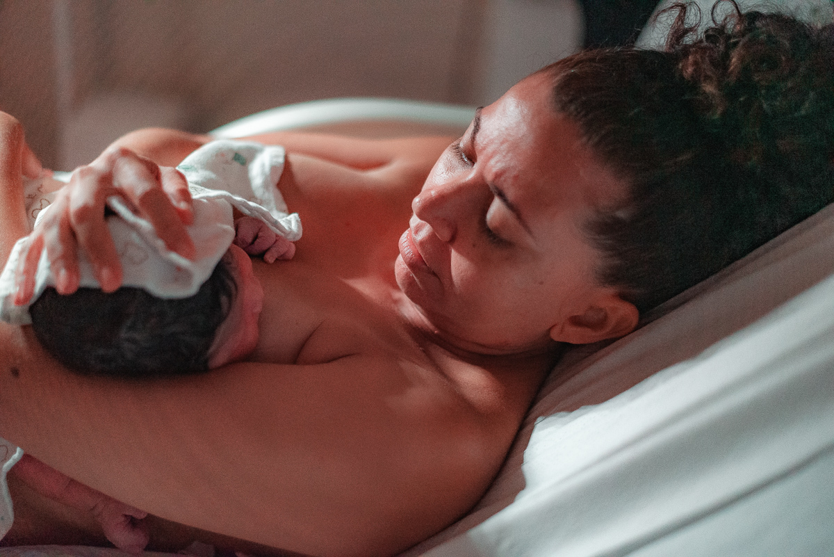 Pele a pele mãe e bebê