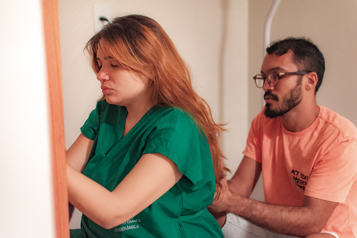 PAI DÁ SUPORTE À MULHER EM TRABALHO DE PARTO