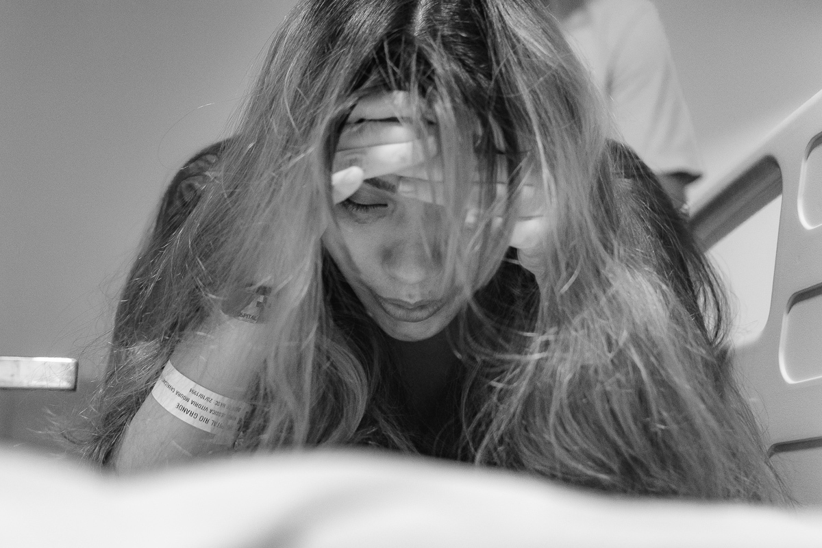 MULHER RESPIRA PESADAMENTE EM TRABALHO DE PARTO