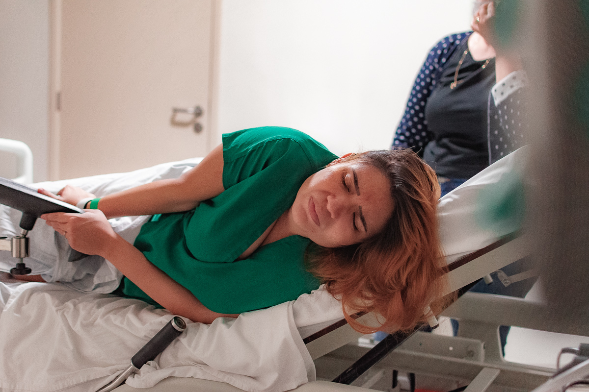 MULHER EM FORTE CONTRAÇÃO DE TRABALHO DE PARTO