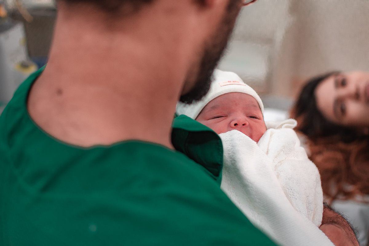 DETALHE DO BEBÊ NO COLO DO PAI