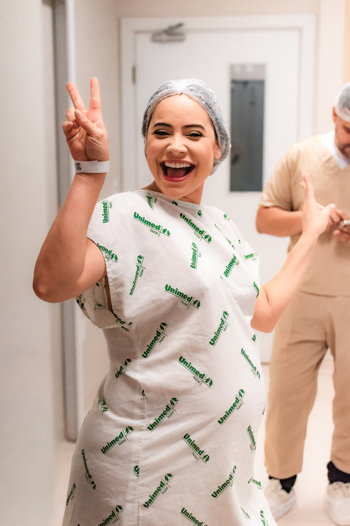 foto de parto em natal rn - mãe se preparando para receber a filha