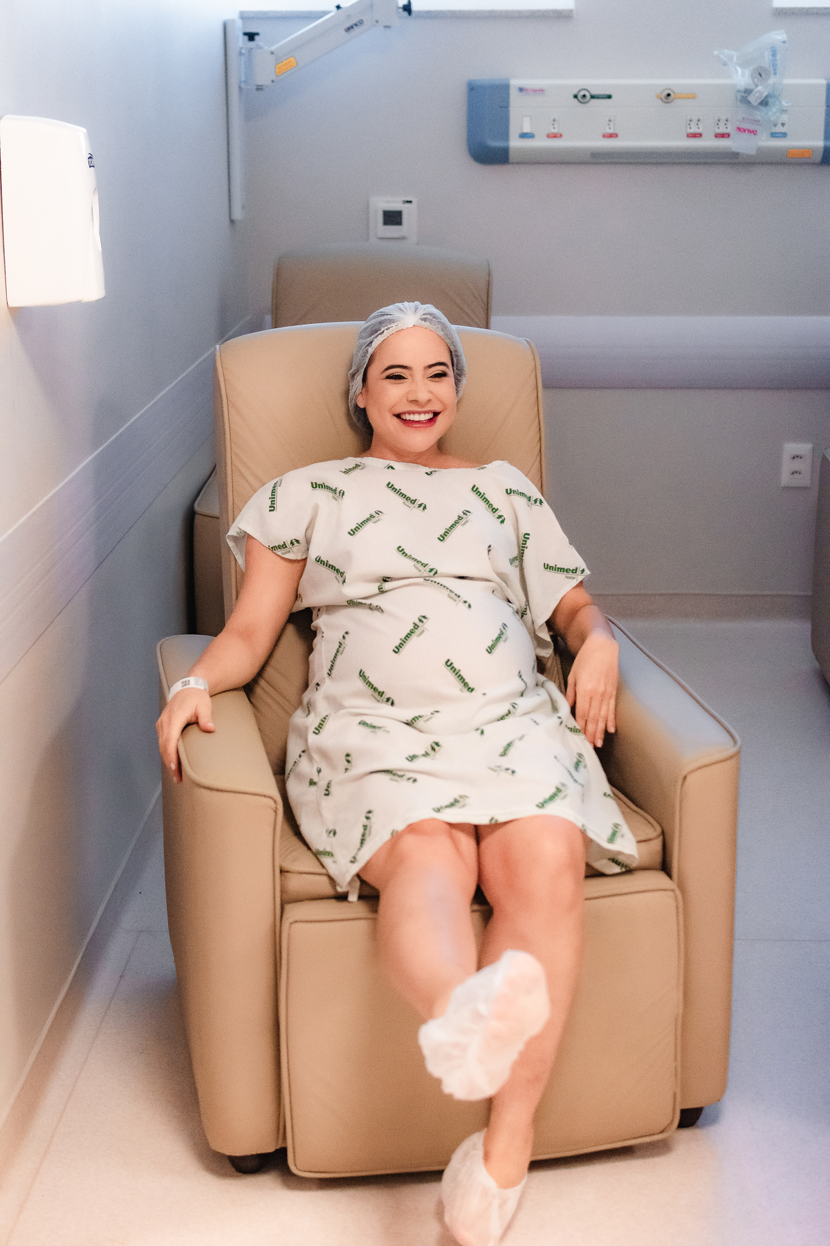 foto de parto em natal rn - mãe animada antes de receber a filha