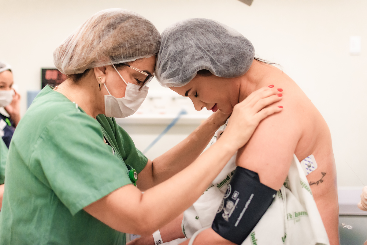foto de parto em natal rn - acolhimento da obstetra durante a anestesia