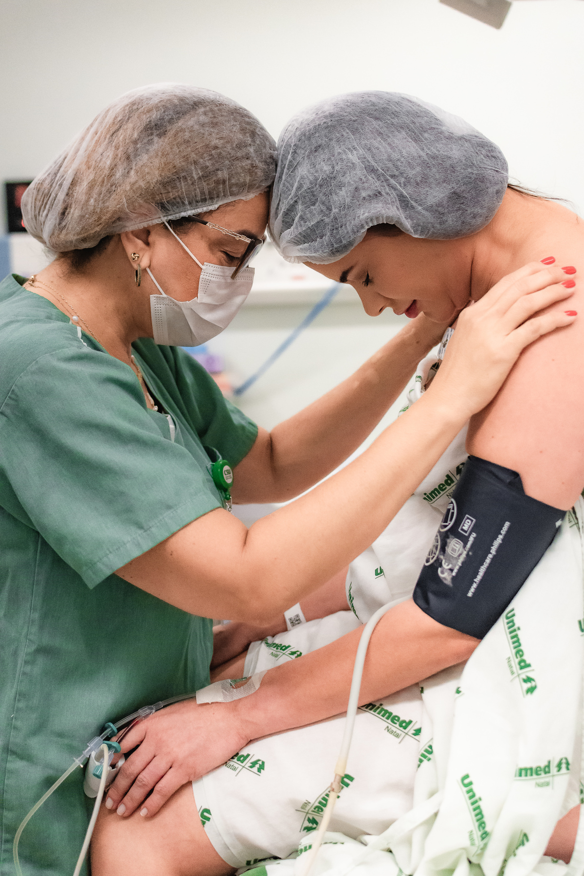 foto de parto em natal rn - acolhimento da obstetra durante a anestesia