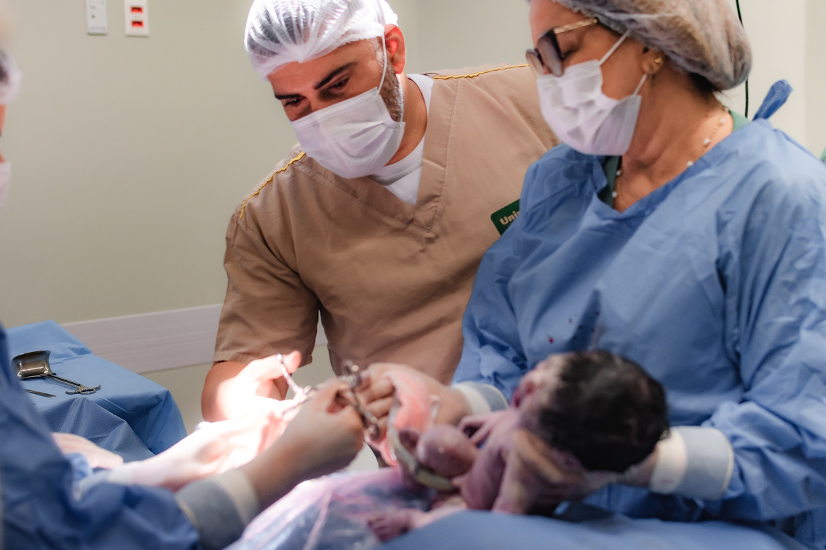 foto de parto em natal rn - pai cortando cordão umbilical