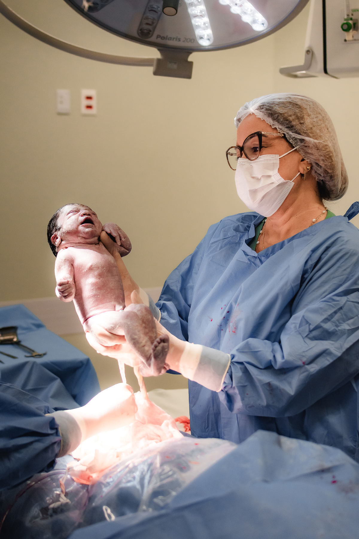 foto de parto em natal rn - obstetra recebendo o bebê e apresentando
