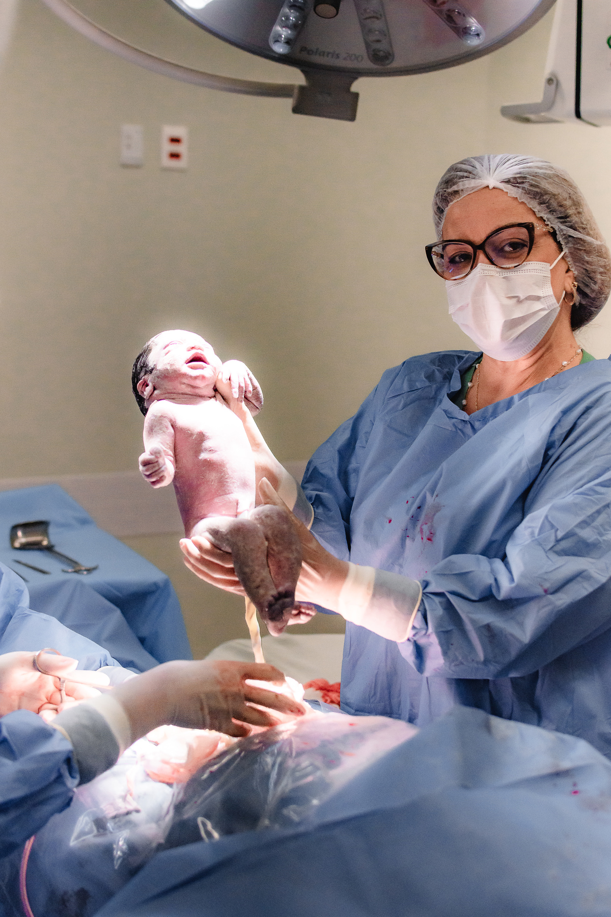 foto de parto em natal rn - obstetra recebendo o bebê e apresentando