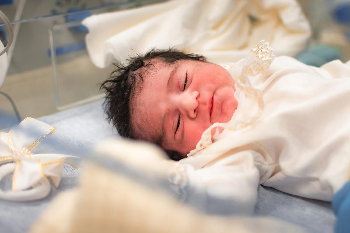 foto de parto em natal rn - detalhes do bebê com a primeira roupa